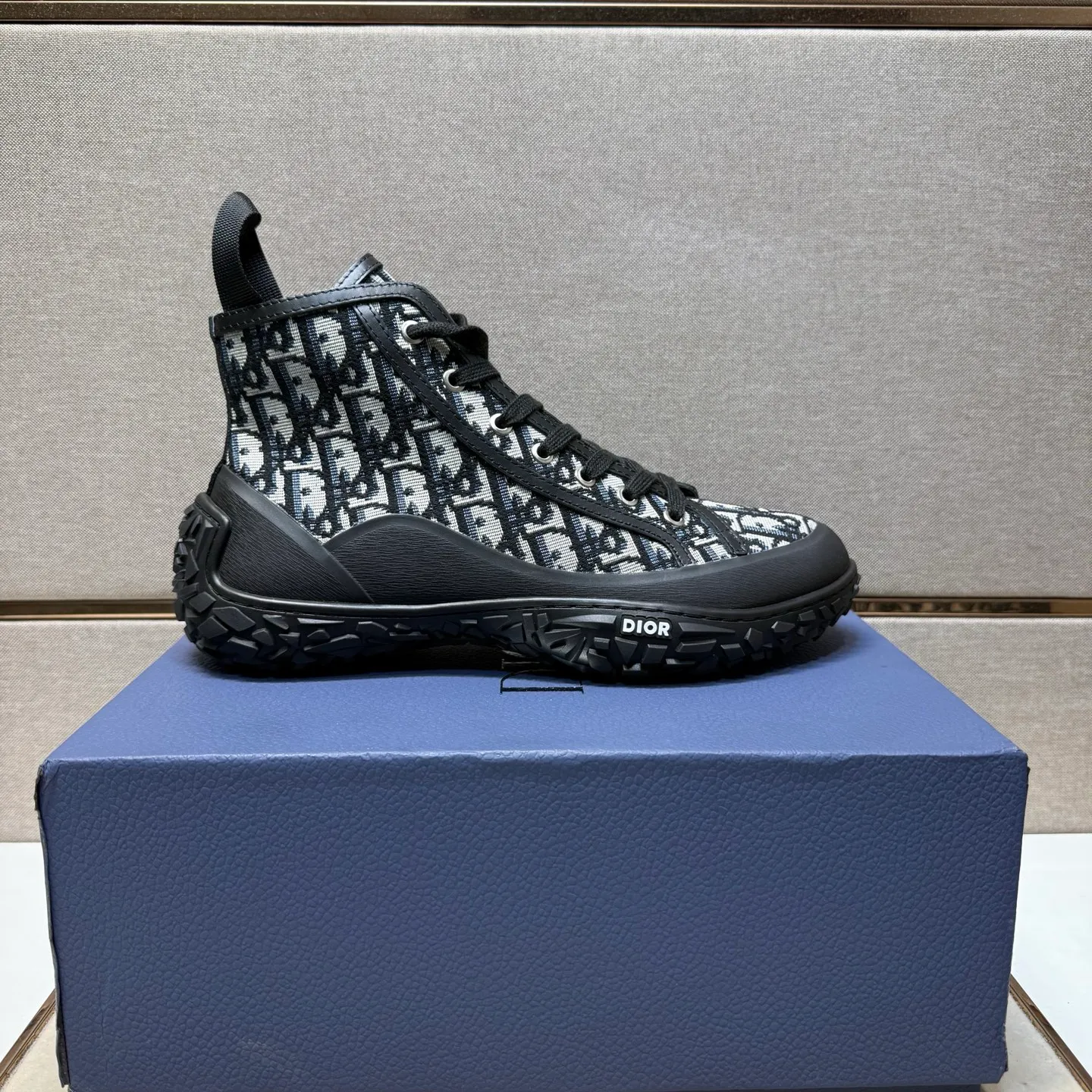⬛️Men's shoes 💰p460 [Dior～] Men's casual high-top shoes 2025z cabinet sales simultaneously 🔶Size: 39-44 #️⃣ 🔷2 colors🔜The upper is made of multi-material splicing➕Genuine leather lining, comfortable and breathable, sole: original comfortable and wear-resistant outsole, ⚠️Real shot📱Photographed🎬The real thing is better📢📢📢
